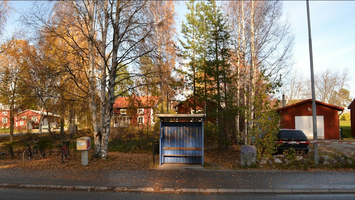 a small wooden building sitting on the side of a road